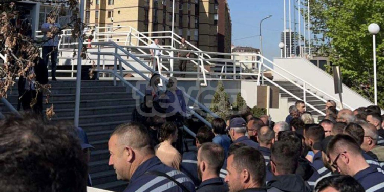 Punëtorët e KEDS-it dhe KESCO në grevë, kërkojnë rritjen e pagave prej 100 euro
