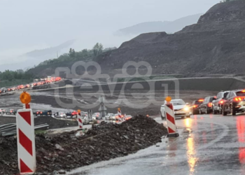 Kolona të gjata në kufirin Maqedoni e Veriut – Kosovë