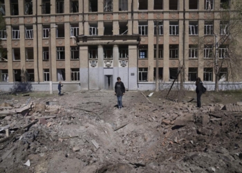 Dyshohet për dhjetëra të vrarë pas bombardimeve ruse në një shkollë në Ukrainë