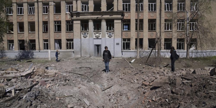 Dyshohet për dhjetëra të vrarë pas bombardimeve ruse në një shkollë në Ukrainë