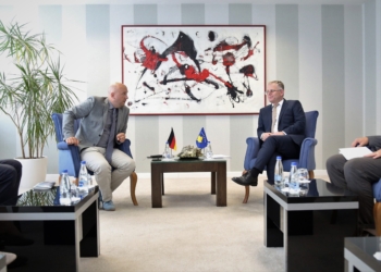 Bislimi njofton Sarrazin se Kosova ka qenë e përkushtuar për dialog në takimin e djeshëm me Serbinë