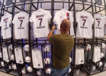 PSG ndalon shitjen e fanellave të Mbappes