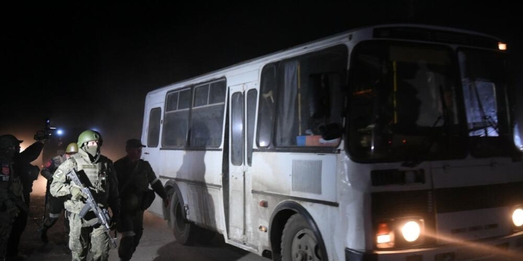 Dhjetëra ushtarë ukrainas evakuohen nga fabrika e çelikut pas disa javë rezistence