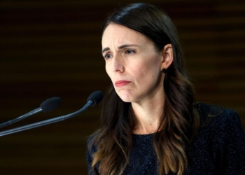 Kryeministrja e Zelandës së Re ndan përvojën e reformës së armëve me politikanët amerikanë