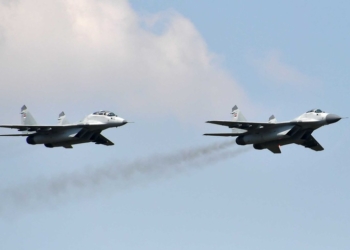 Serbia ngrit avionë luftarakë afër kufirit me Kosovën dhe në disa qytete tjera