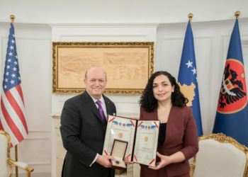 Në Ditën e Presidentit, Osmani dekoroi Jim Xhema dhe Christopher Hyland