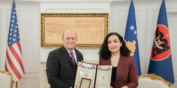 Në Ditën e Presidentit, Osmani dekoroi Jim Xhema dhe Christopher Hyland