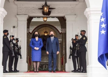 Osmani u prit me nderime shtetërore nga presidenti i Panamasë