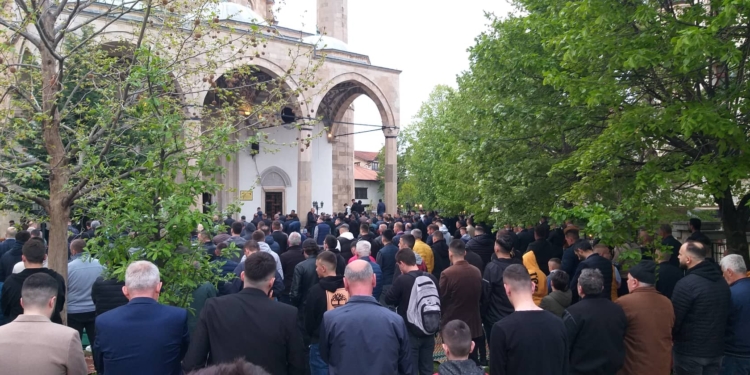 Mijëra besimtarë morën pjesë në faljen e Bajramit