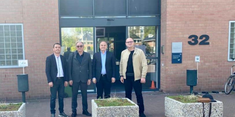 Hoxhaj viziton Thaçin e Veselin në Hagë