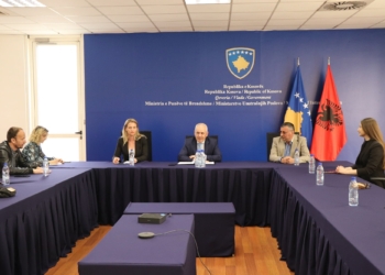 Sveçla i pret në takim studentët e Universitetit Europian të Tiranës