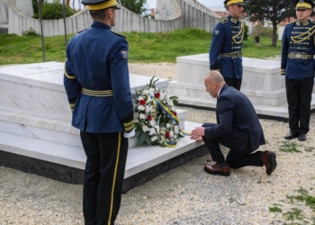 Haradinaj përkujton dëshmorët Ilir Konushevcin dhe Hazir Malajn