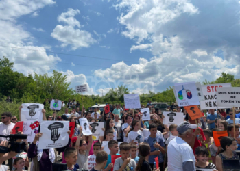 Elezaj del me një sqarim për qytetarët e Klinës pas protestës me ndërtimin e fabrikës së çimentos