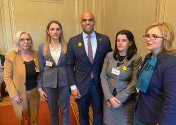 Besarta Jashari ua dhuron kongresistëve amerikanë librin për gjenocidin serb ndaj shqiptarëve