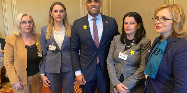 Besarta Jashari ua dhuron kongresistëve amerikanë librin për gjenocidin serb ndaj shqiptarëve