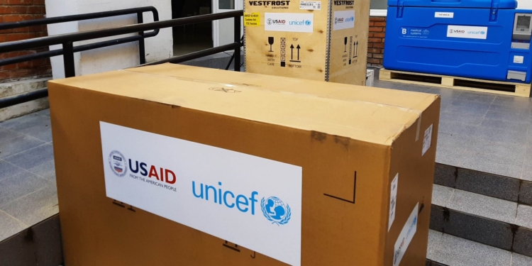 UNICEF dhe USAID i dhurojnë Kosovës frigoriferë dhe ngrirës për vaksinat anti-COVID