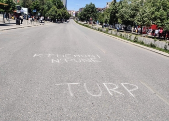 “Kthehuni në punë. Turp” – Prindi që po kërkon të mos mbahet greva në arsim
