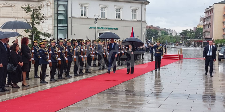 Osmani pret me ceremoni shtetërore homologun nga Mali i Zi