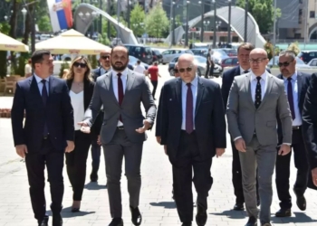 Ambasadori amerikan viziton Mitrovicën e Veriut