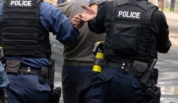 Arrestohen pesë persona në Klinë për vrasje në tentativë