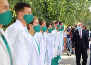 Zemaj: Mbi 1 mijë profesionistë shëndetësorë ende nuk kanë marrë pagat e muajve Mars dhe Prill