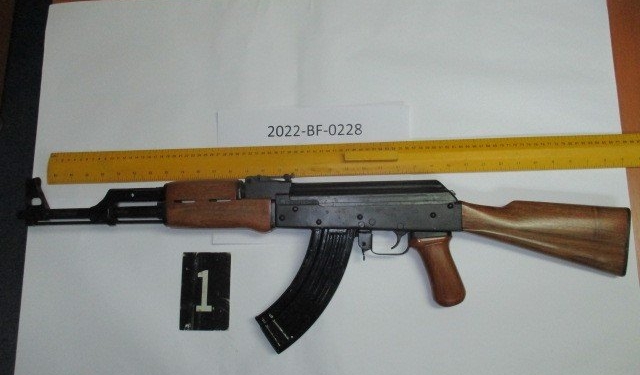 Policia sekuestron dy armë në Skenderaj dhe Vushtrri