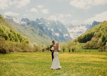 Martohen Genc Prelvukaj dhe Eni Koçi