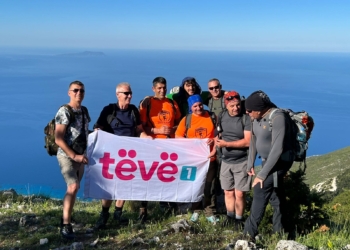 Grupi i alpinistëve ngjiten në majën e Çikës dhe majën e Qorres