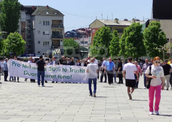 Qytetarët përmes protestës kërkojnë lejimin e tërheqjes së mjeteve nga Trusti