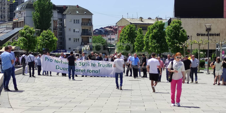 Qytetarët përmes protestës kërkojnë lejimin e tërheqjes së mjeteve nga Trusti