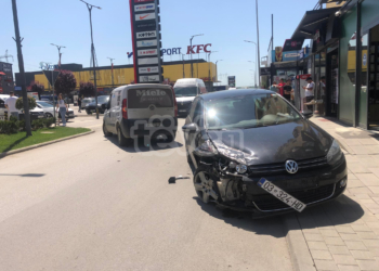 Dy vetura përfshihen në një aksident në Fushë Kosovë