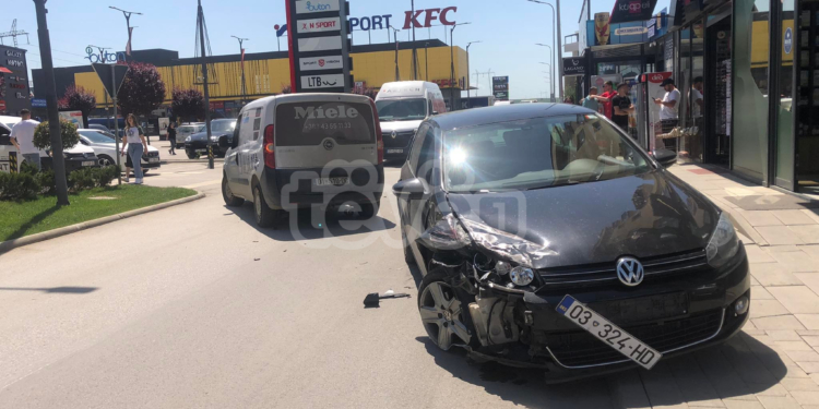 Dy vetura përfshihen në një aksident në Fushë Kosovë