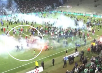 VIDEO/ Tifozët e Saint-Etienne pushtojnë fushën dhe sulmojnë futbollistët me fishekzjarre
