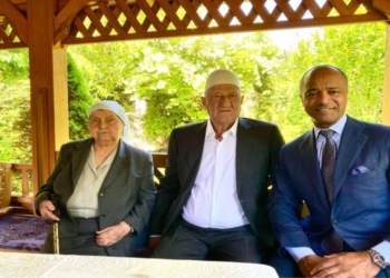 Avokati amerikan viziton prindërit e Thaçit në Brojë