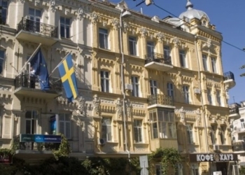 Ambasada suedeze rikthehet në Kiev