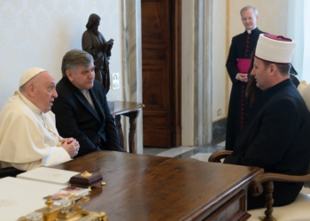 Myftiu i Shqipërisë takon Papa Françeskun, i kërkon mbështetje për pavarësinë e Kosovës (FOTO)