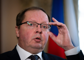 Ambasadori rus në Britaninë e Madhe thotë se akuzat për krime lufte janë “fabrikime”