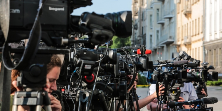 Përmirësohet liria e mediave në Kosovë
