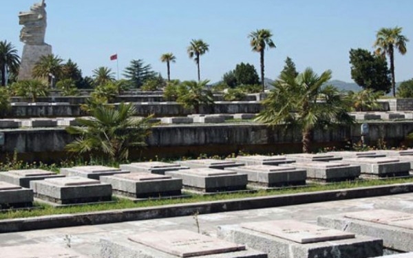 Përkujtohet Dita e Dëshmorëve në Shqipëri