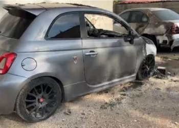 Digjen dy makina gjatë natës në Vlorë, dyshohet për zjarrvënie të qëllimshme