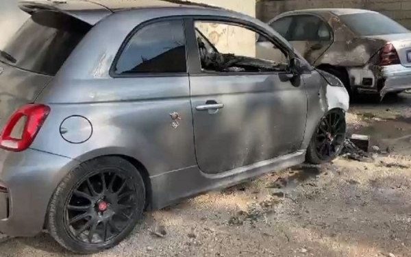 Digjen dy makina gjatë natës në Vlorë, dyshohet për zjarrvënie të qëllimshme