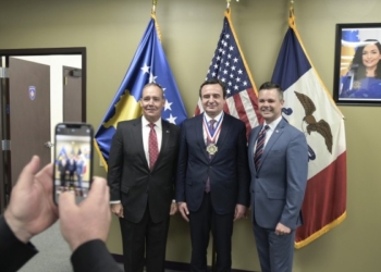 Kurti nderohet nga Senati i Iowa-s me medaljen e Shërbimit të Jashtëm të Shquar të Iowas