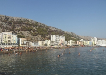 Kosovarët nisin pushimet në Shëngjin