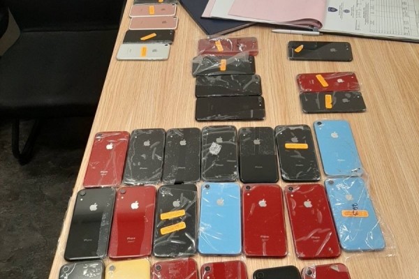 Kapen 33 telefona të mençur në Aeroportin e Prishtinës