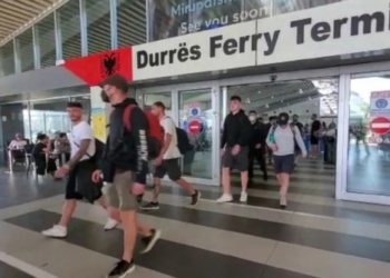 Finalja e UEFA-s, mbërrijnë në portin e Durrësit tifozët e Romës