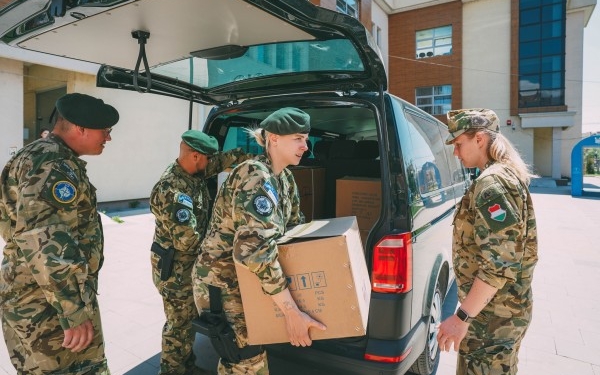 KFOR-i hungarez jep donacion pajisje mjekësore për qytetarët e Podujevës