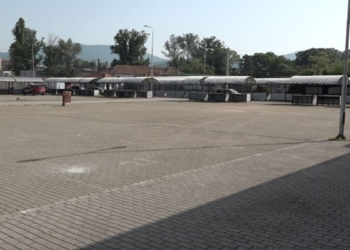 Tregtarët në Mitrovicë shesin në trotuare, tregu mbetet jofunksional