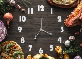 Koha e ushqimit mund të ndikojë në plakjen më të shpejtë