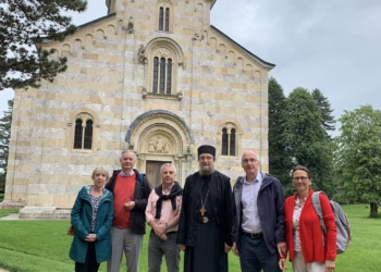 Tre ambasadorë të huaj vizitojnë Manastirin e Deçanit
