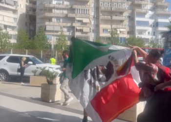 Mbërrijnë tragetet e para nga Italia, tifozët e Romës nisin festën në Durrës